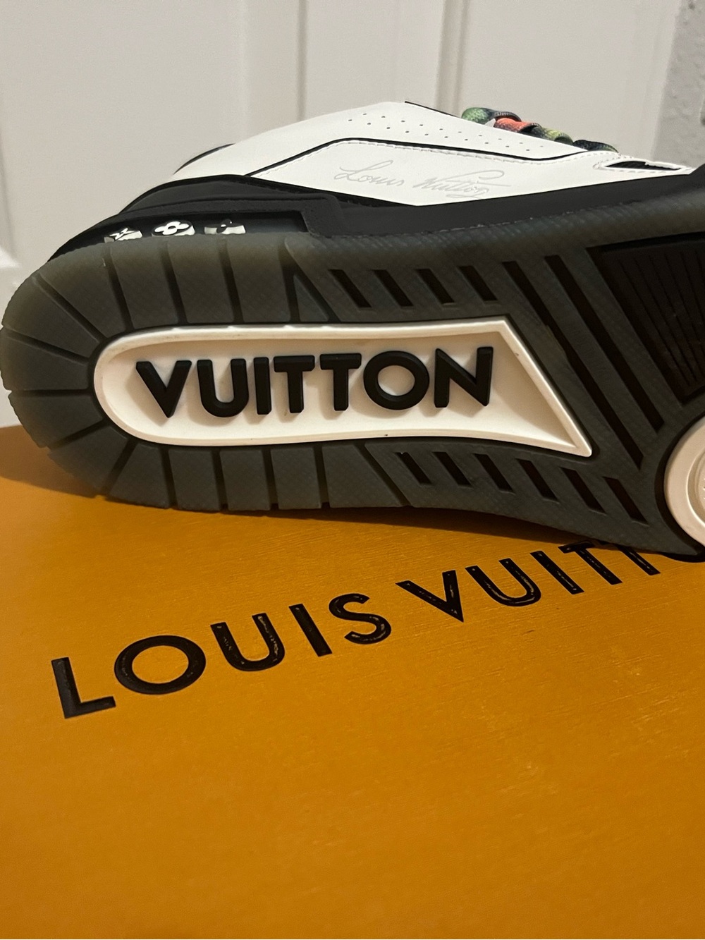Louis Vuitton White & Black Low-Top Sneaker with Multicolor Laces - Picture 3 of 6